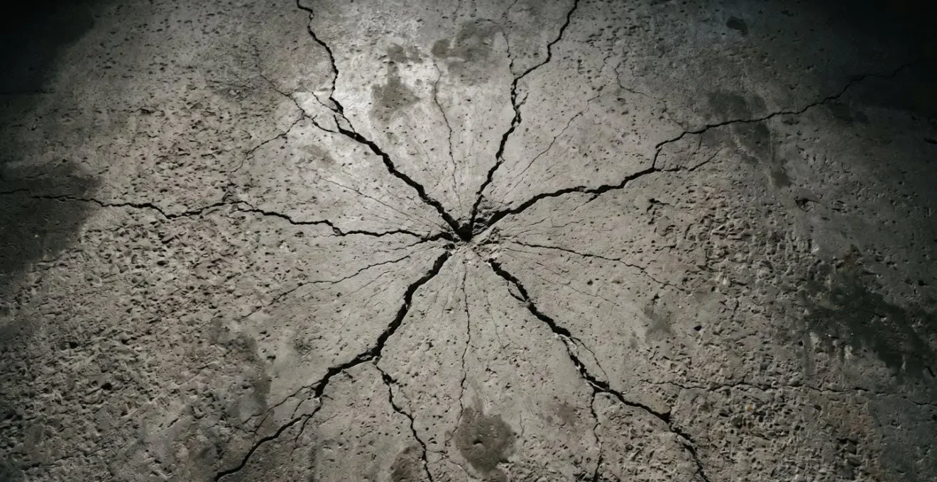 Dalle de béton de garage présentant des fissures en étoile caractéristiques d'un problème de pyrite